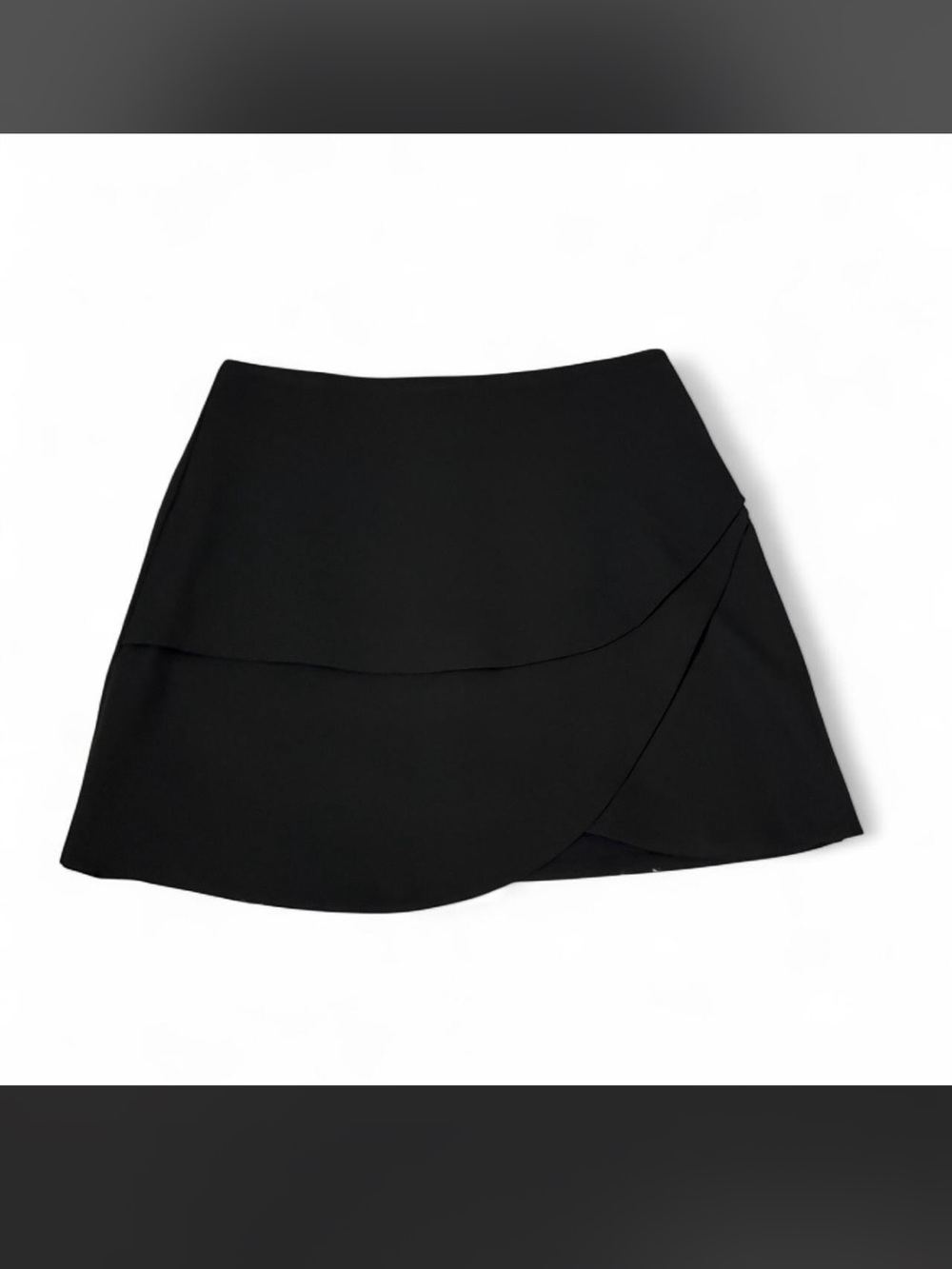 SHEIN-Women's black skirt with layer detail in the front-Size: L.